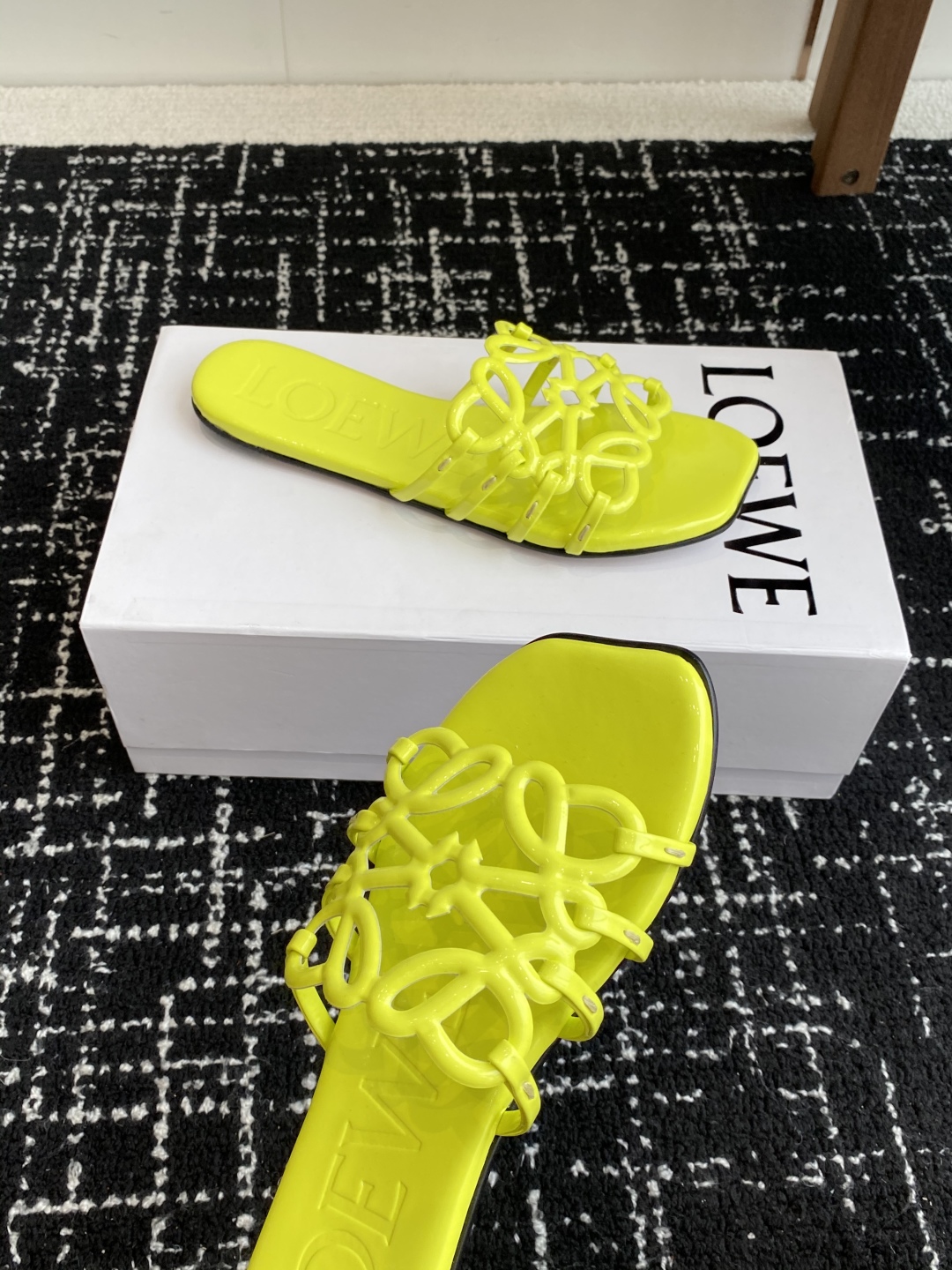 代购级
LOEWE 罗意威 25ss 春夏新品 拖鞋 疯狂种草简约设计感觉更干净优雅

让你念念不忘 颜