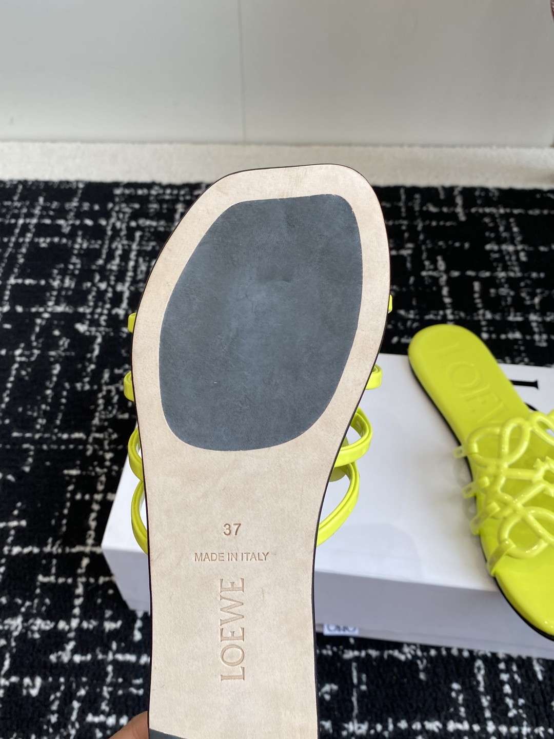 代购级
LOEWE 罗意威 25ss 春夏新品 拖鞋 疯狂种草简约设计感觉更干净优雅

让你念念不忘 颜