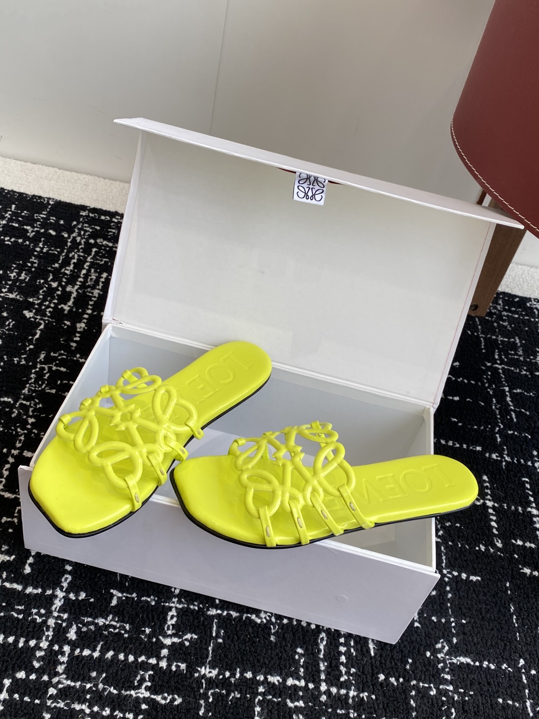 代购级
LOEWE 罗意威 25ss 春夏新品 拖鞋 疯狂种草简约设计感觉更干净优雅

让你念念不忘 颜