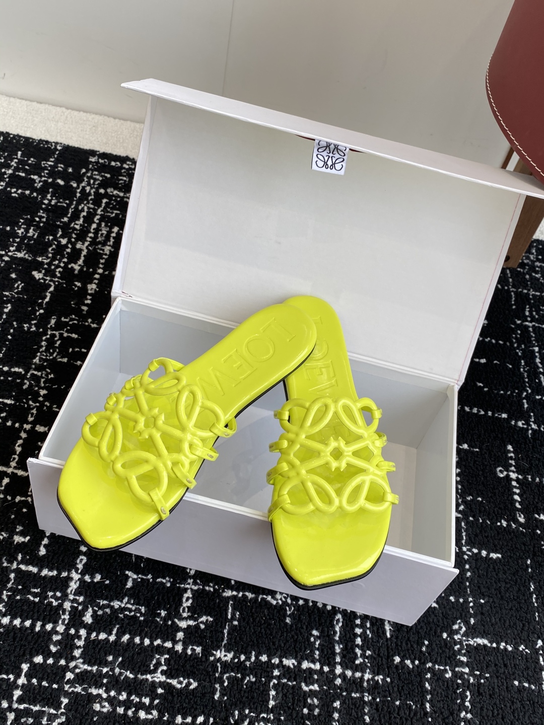 代购级
LOEWE 罗意威 25ss 春夏新品 拖鞋 疯狂种草简约设计感觉更干净优雅

让你念念不忘 颜