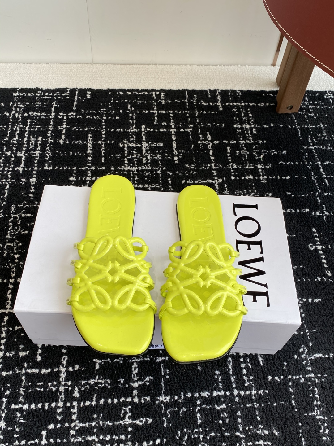 代购级
LOEWE 罗意威 25ss 春夏新品 拖鞋 疯狂种草简约设计感觉更干净优雅

让你念念不忘 颜