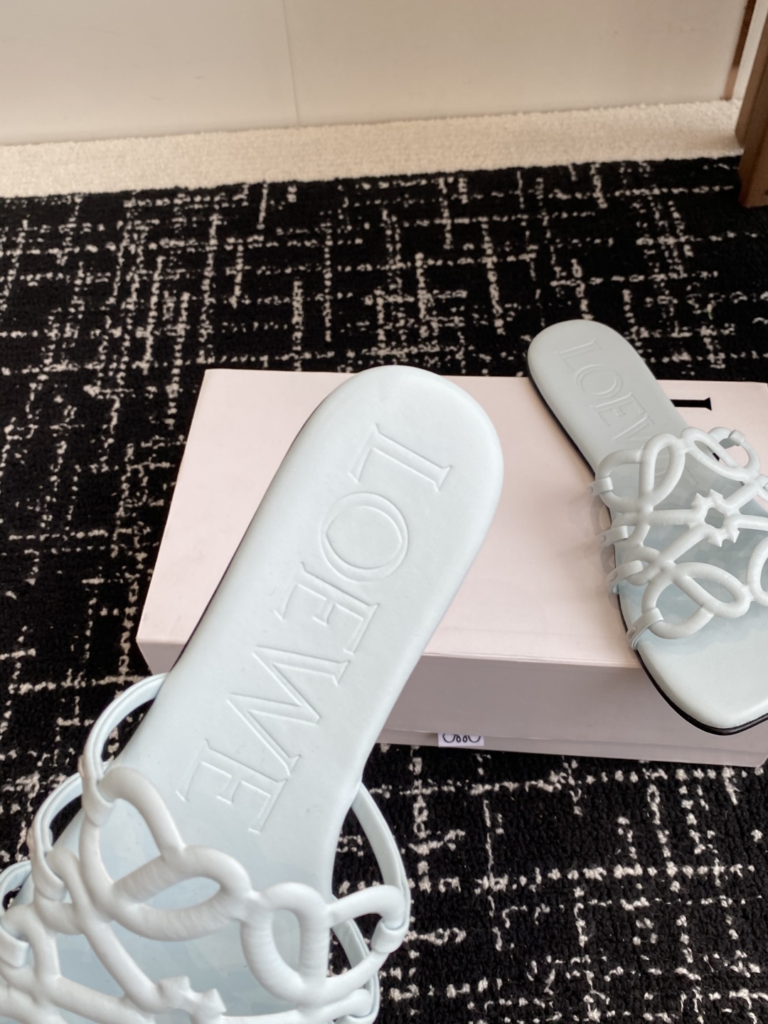 代购级
LOEWE 罗意威 25ss 春夏新品 拖鞋 疯狂种草简约设计感觉更干净优雅

让你念念不忘 颜