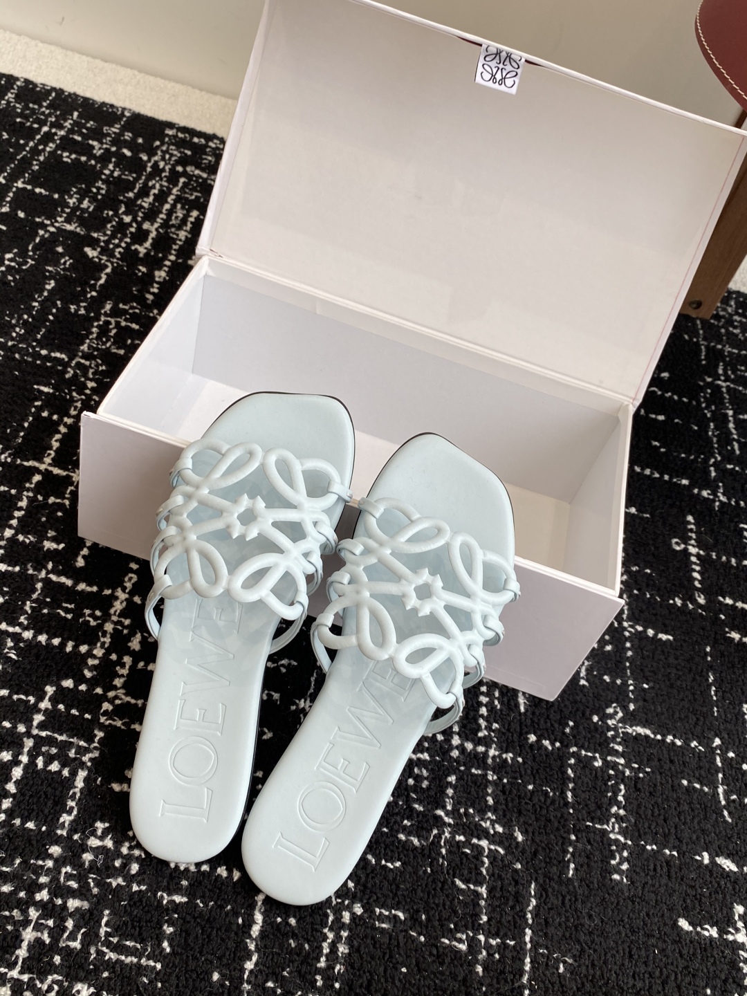 代购级
LOEWE 罗意威 25ss 春夏新品 拖鞋 疯狂种草简约设计感觉更干净优雅

让你念念不忘 颜