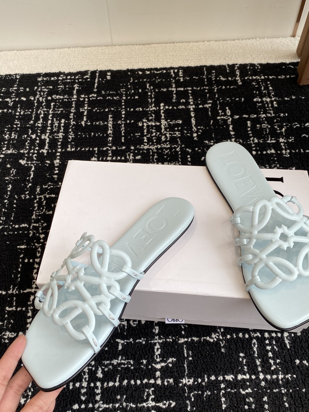 代购级
LOEWE 罗意威 25ss 春夏新品 拖鞋 疯狂种草简约设计感觉更干净优雅

让你念念不忘 颜