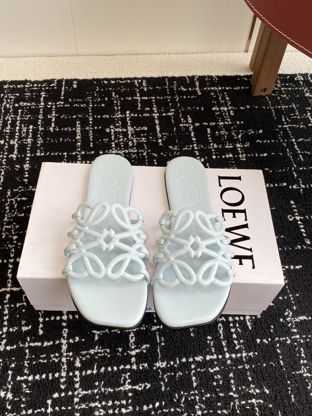 代购级
LOEWE 罗意威 25ss 春夏新品 拖鞋 疯狂种草简约设计感觉更干净优雅

让你念念不忘 颜