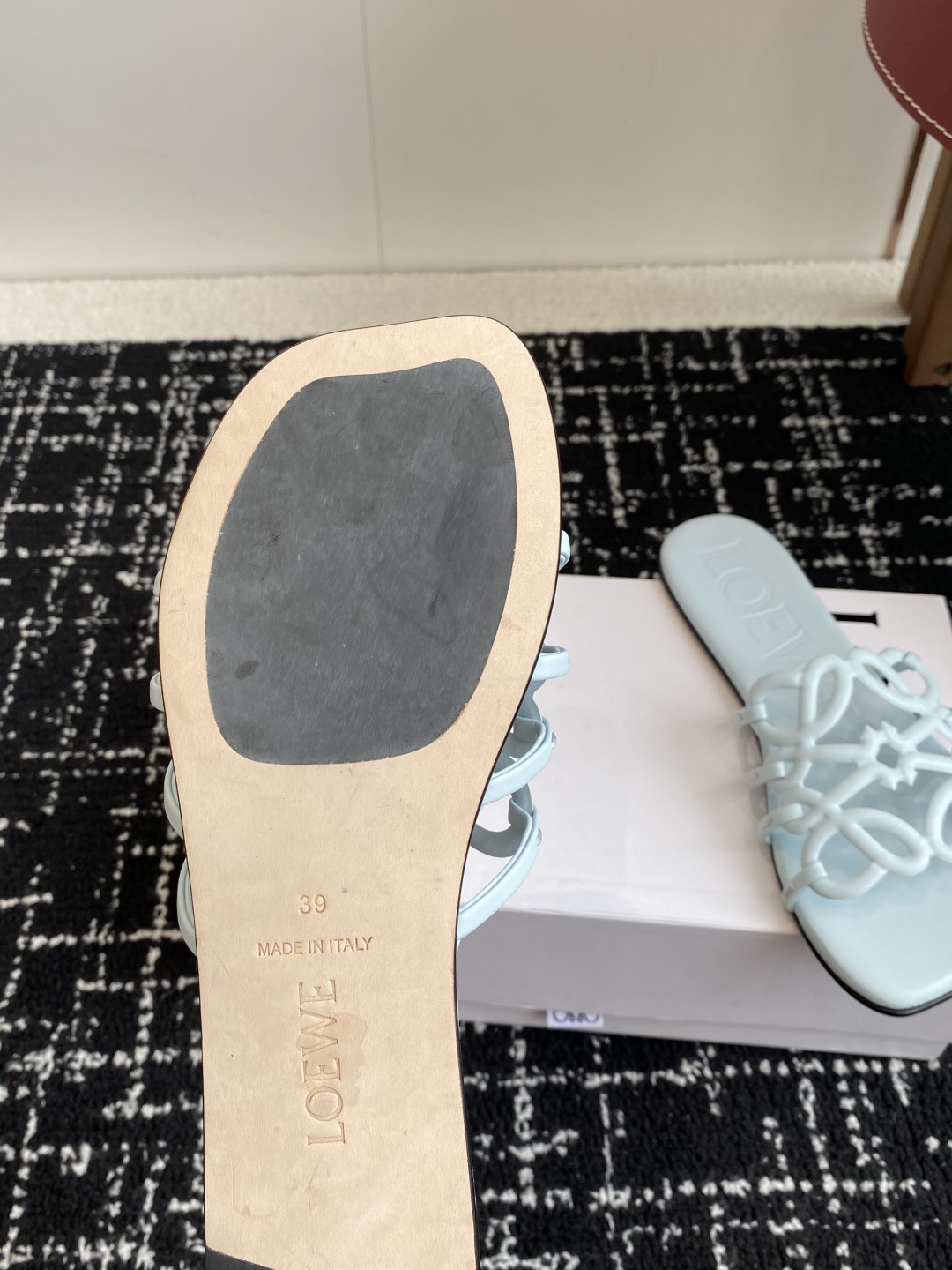 代购级
LOEWE 罗意威 25ss 春夏新品 拖鞋 疯狂种草简约设计感觉更干净优雅

让你念念不忘 颜