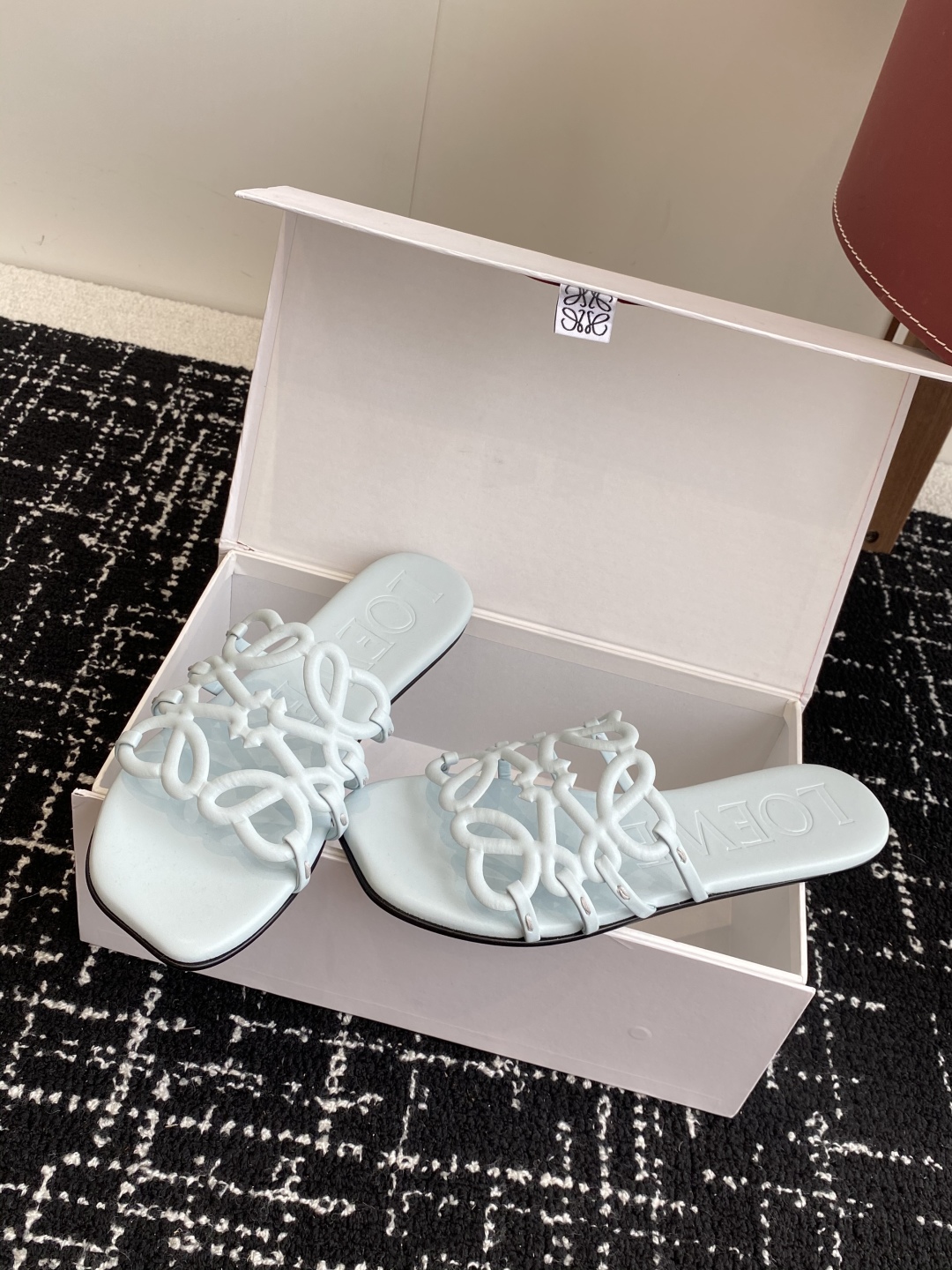 代购级
LOEWE 罗意威 25ss 春夏新品 拖鞋 疯狂种草简约设计感觉更干净优雅

让你念念不忘 颜