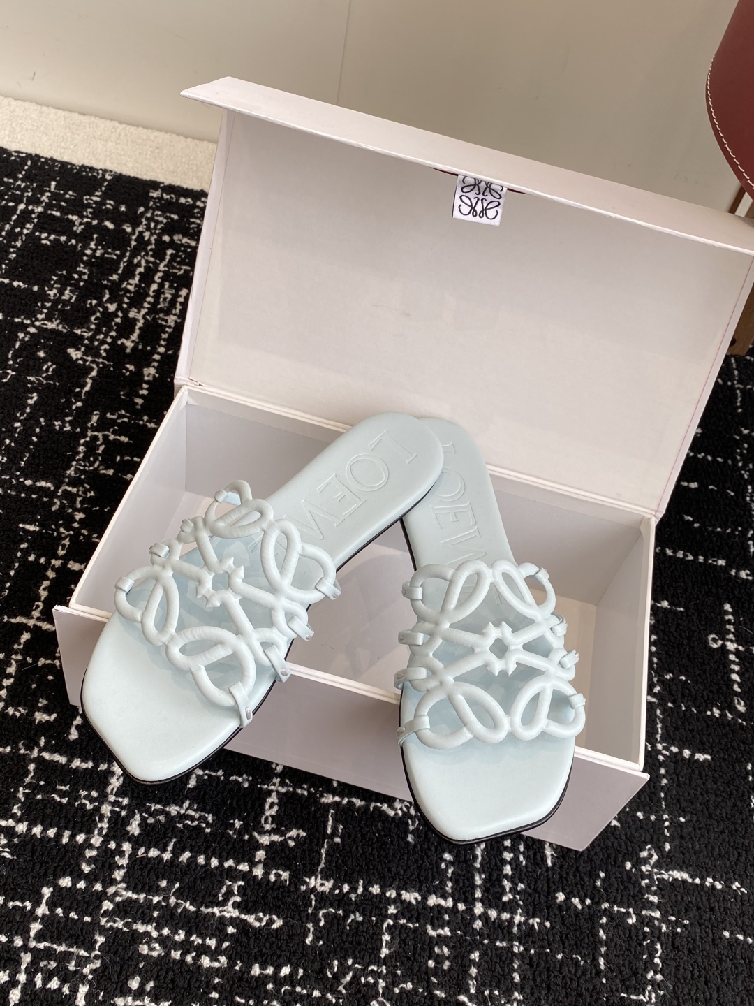 代购级
LOEWE 罗意威 25ss 春夏新品 拖鞋 疯狂种草简约设计感觉更干净优雅

让你念念不忘 颜