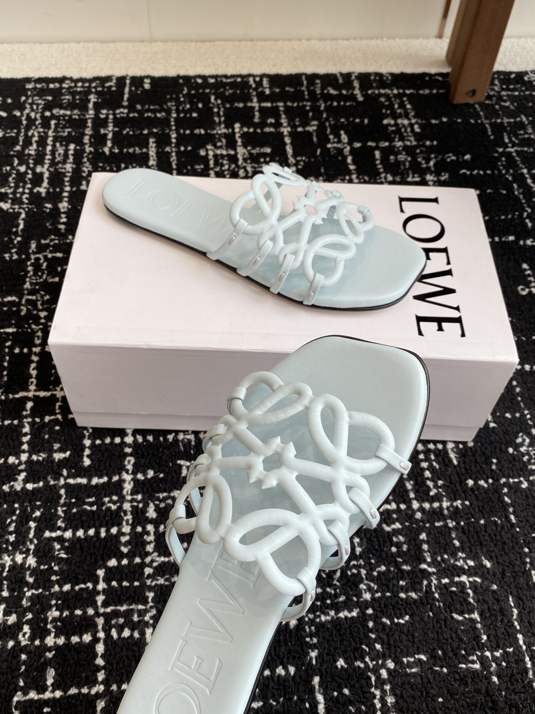 代购级
LOEWE 罗意威 25ss 春夏新品 拖鞋 疯狂种草简约设计感觉更干净优雅

让你念念不忘 颜