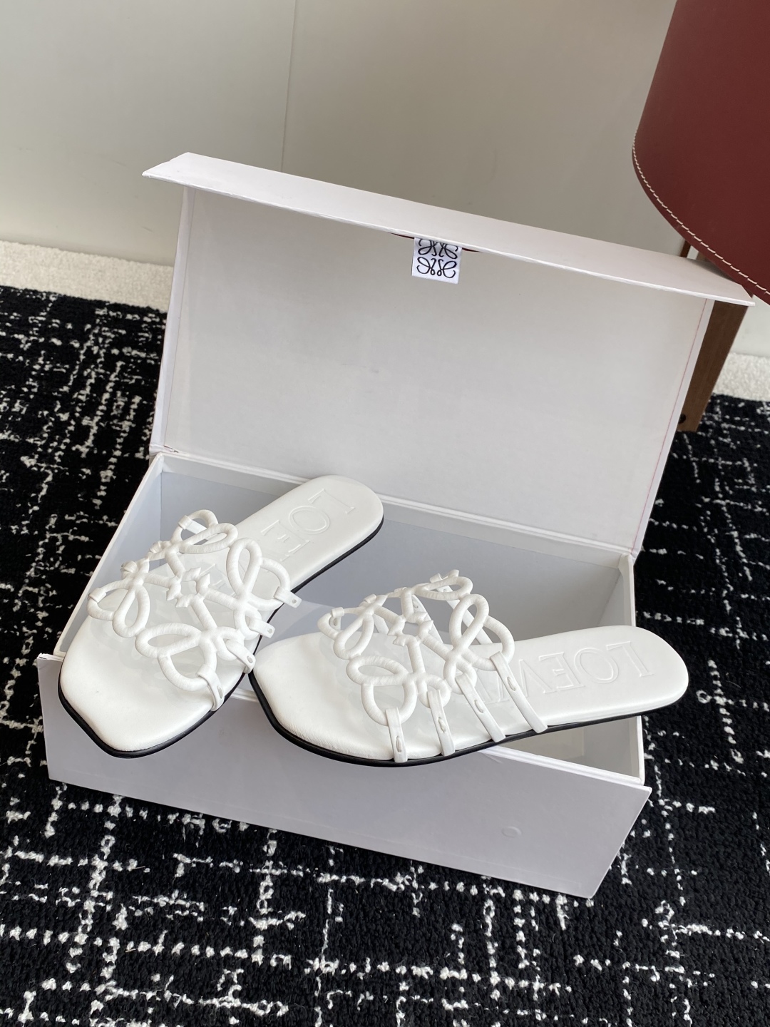 代购级
LOEWE 罗意威 25ss 春夏新品 拖鞋 疯狂种草简约设计感觉更干净优雅

让你念念不忘 颜