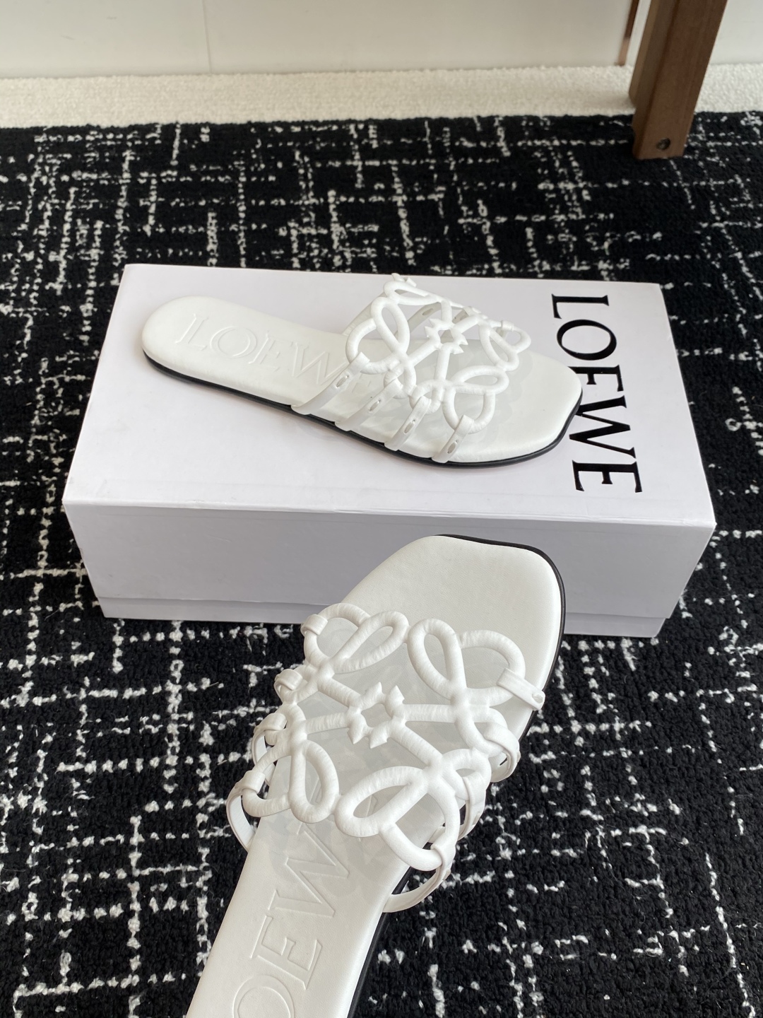 代购级
LOEWE 罗意威 25ss 春夏新品 拖鞋 疯狂种草简约设计感觉更干净优雅

让你念念不忘 颜