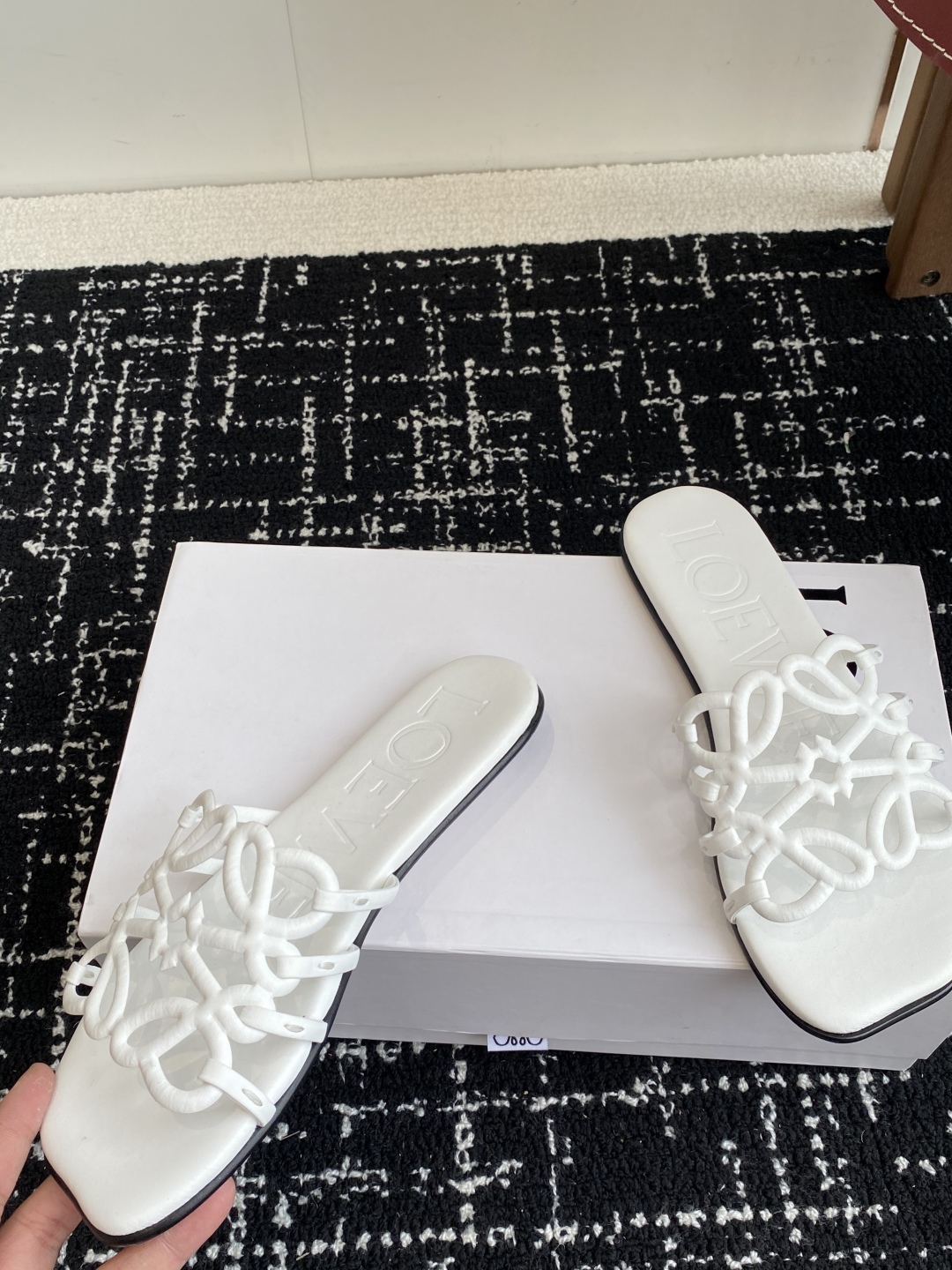 代购级
LOEWE 罗意威 25ss 春夏新品 拖鞋 疯狂种草简约设计感觉更干净优雅

让你念念不忘 颜