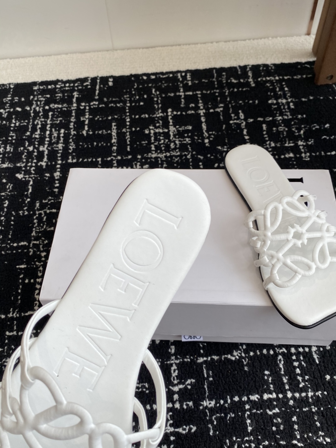 代购级
LOEWE 罗意威 25ss 春夏新品 拖鞋 疯狂种草简约设计感觉更干净优雅

让你念念不忘 颜
