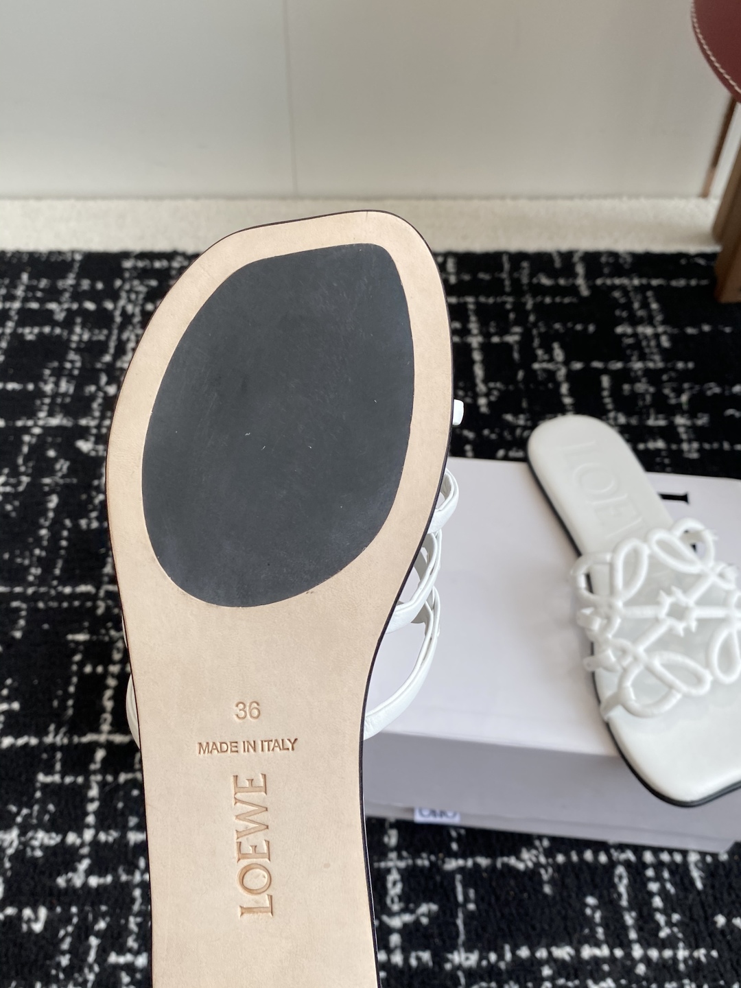 代购级
LOEWE 罗意威 25ss 春夏新品 拖鞋 疯狂种草简约设计感觉更干净优雅

让你念念不忘 颜