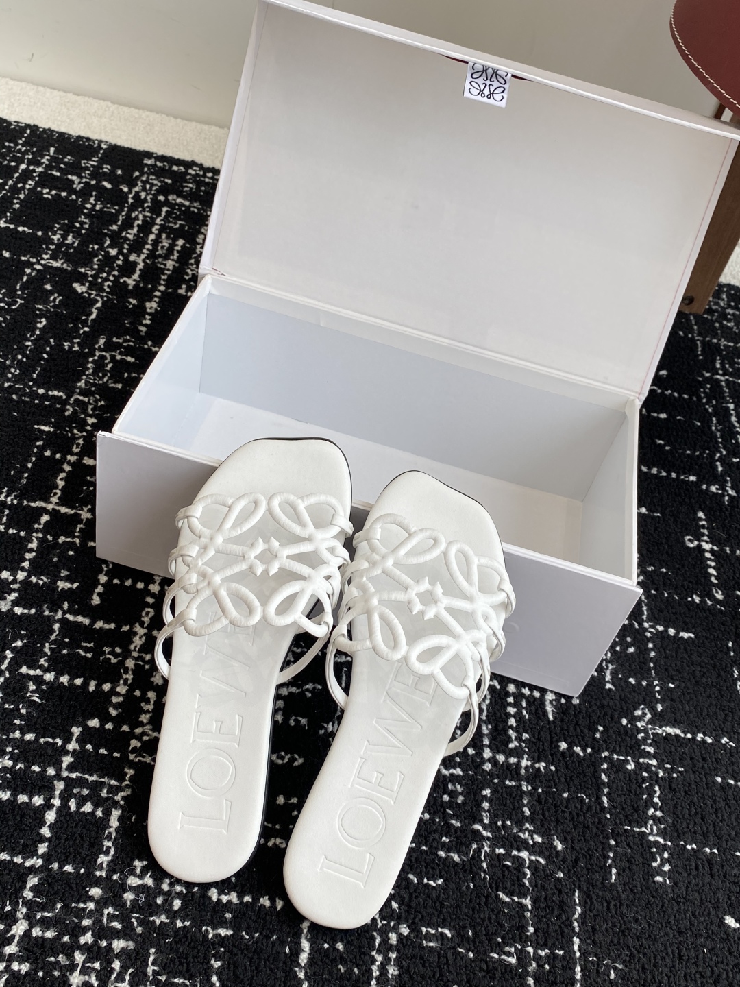 代购级
LOEWE 罗意威 25ss 春夏新品 拖鞋 疯狂种草简约设计感觉更干净优雅

让你念念不忘 颜