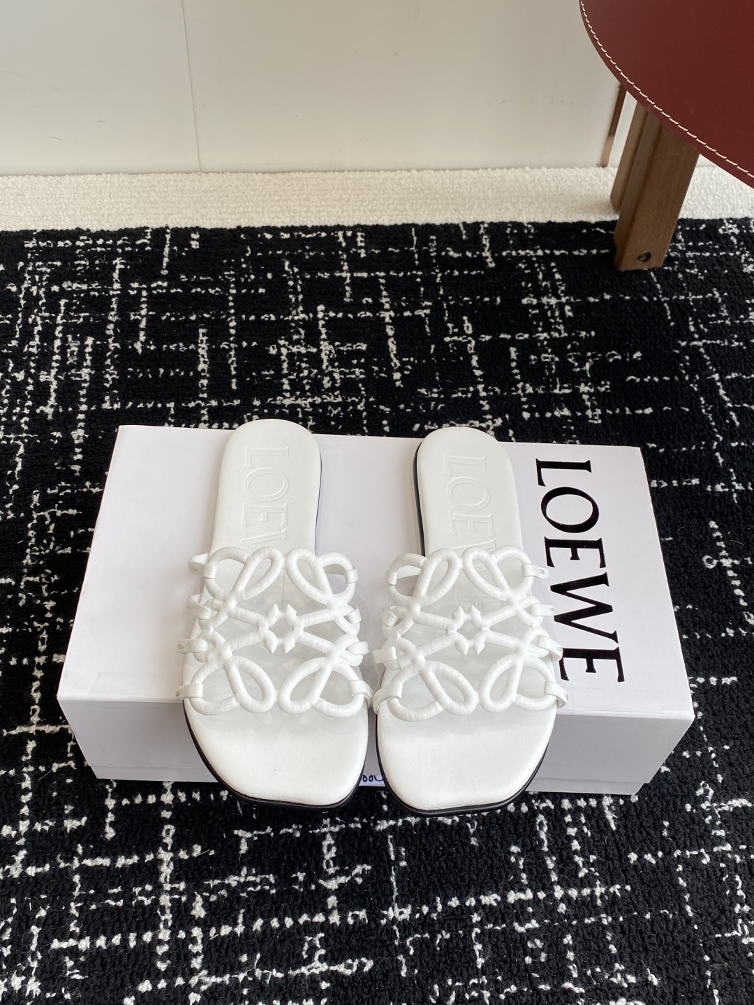代购级
LOEWE 罗意威 25ss 春夏新品 拖鞋 疯狂种草简约设计感觉更干净优雅

让你念念不忘 颜