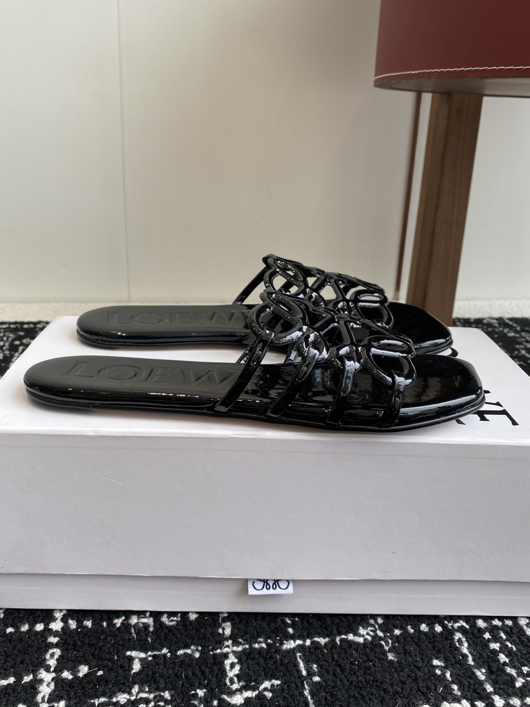 代购级
LOEWE 罗意威 25ss 春夏新品 拖鞋 疯狂种草简约设计感觉更干净优雅

让你念念不忘 颜
