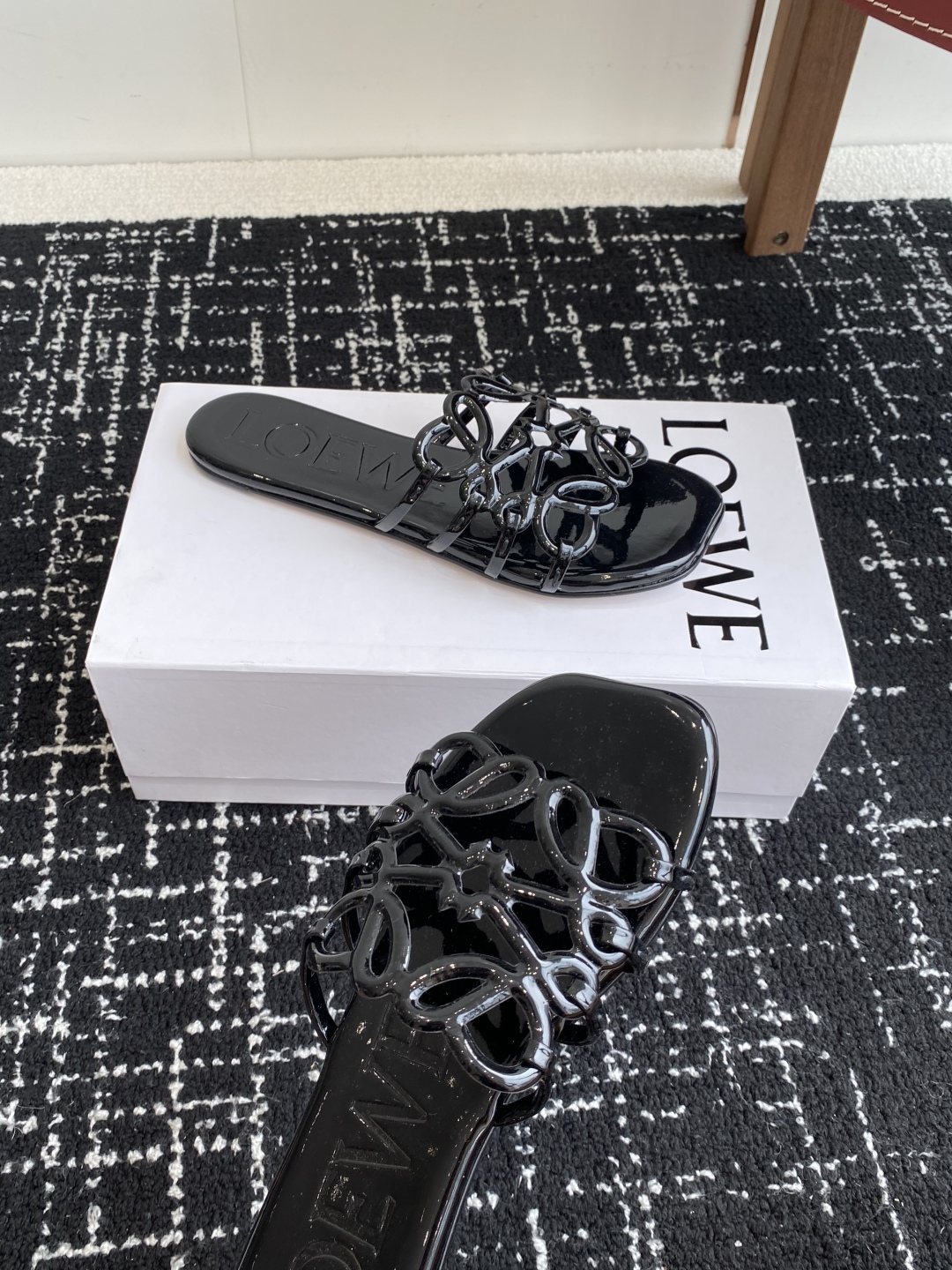 代购级
LOEWE 罗意威 25ss 春夏新品 拖鞋 疯狂种草简约设计感觉更干净优雅

让你念念不忘 颜