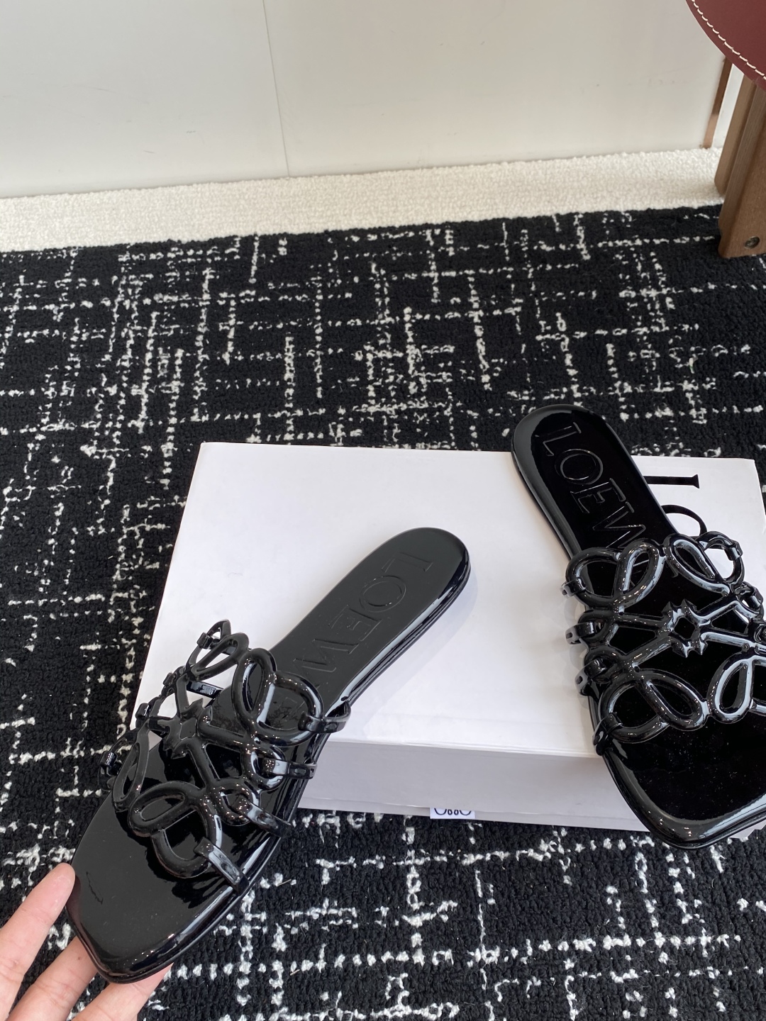 代购级
LOEWE 罗意威 25ss 春夏新品 拖鞋 疯狂种草简约设计感觉更干净优雅

让你念念不忘 颜