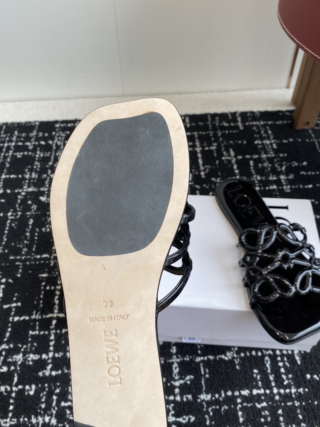 代购级
LOEWE 罗意威 25ss 春夏新品 拖鞋 疯狂种草简约设计感觉更干净优雅

让你念念不忘 颜