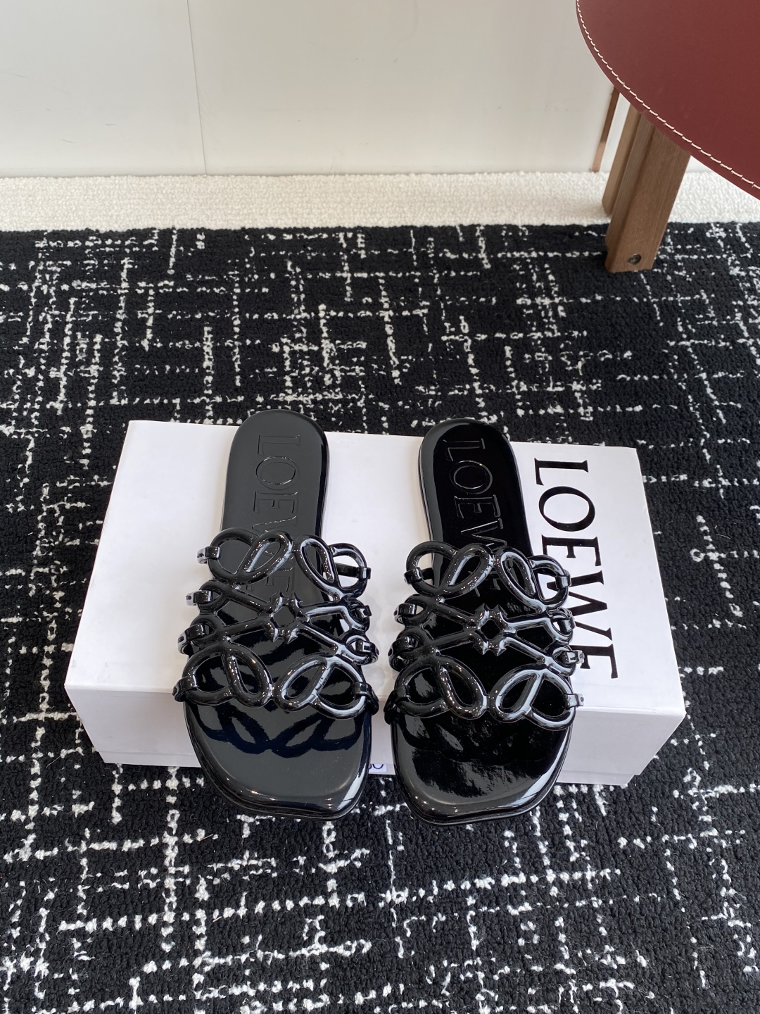 代购级
LOEWE 罗意威 25ss 春夏新品 拖鞋 疯狂种草简约设计感觉更干净优雅

让你念念不忘 颜