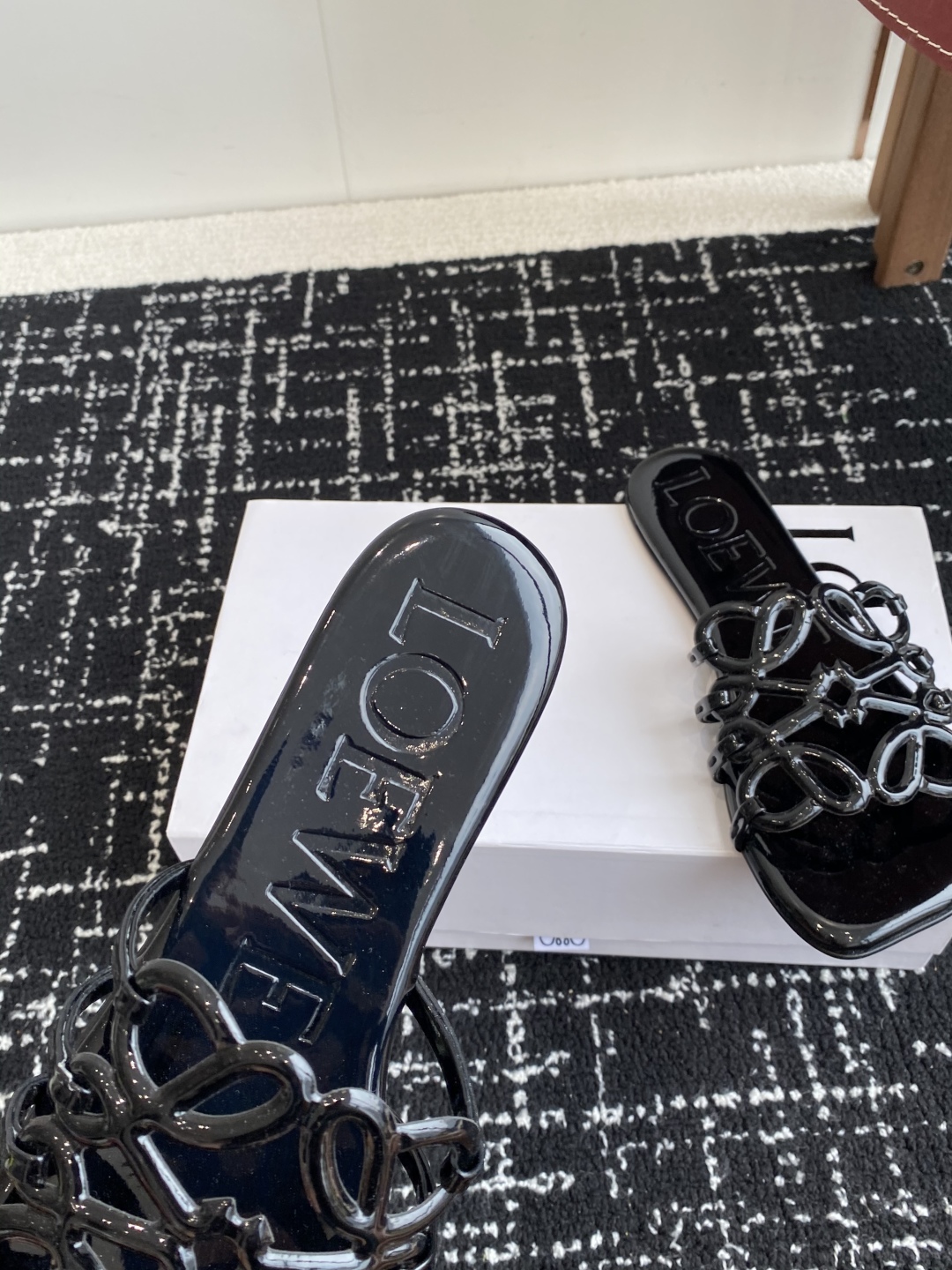 代购级
LOEWE 罗意威 25ss 春夏新品 拖鞋 疯狂种草简约设计感觉更干净优雅

让你念念不忘 颜