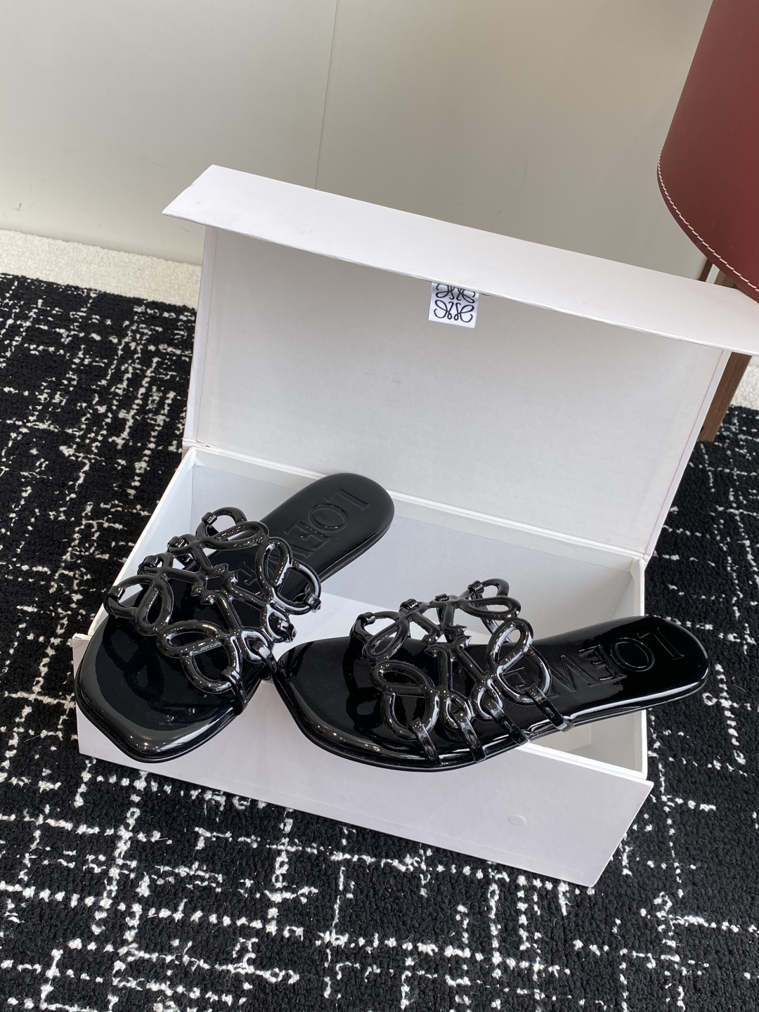 代购级
LOEWE 罗意威 25ss 春夏新品 拖鞋 疯狂种草简约设计感觉更干净优雅

让你念念不忘 颜