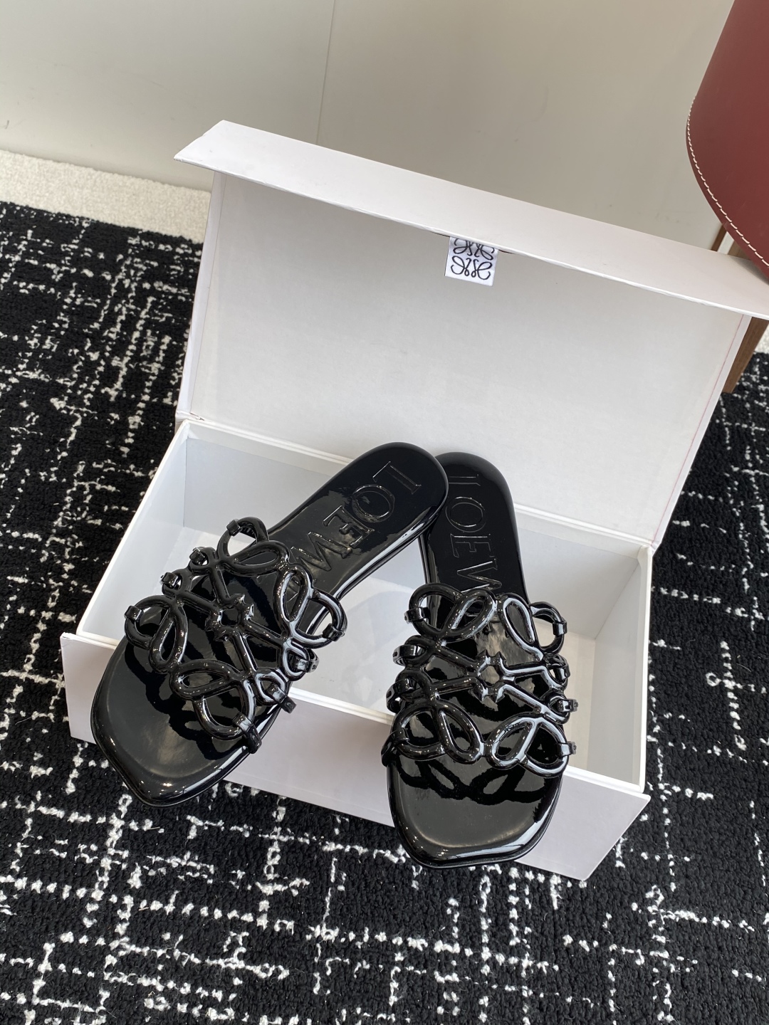 代购级
LOEWE 罗意威 25ss 春夏新品 拖鞋 疯狂种草简约设计感觉更干净优雅

让你念念不忘 颜