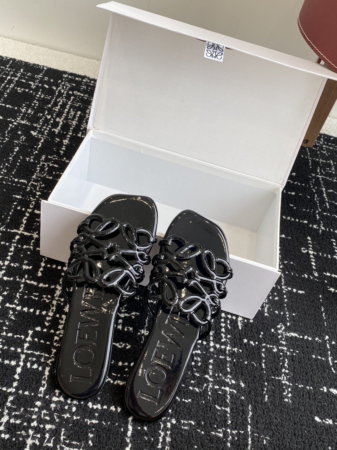 代购级
LOEWE 罗意威 25ss 春夏新品 拖鞋 疯狂种草简约设计感觉更干净优雅

让你念念不忘 颜