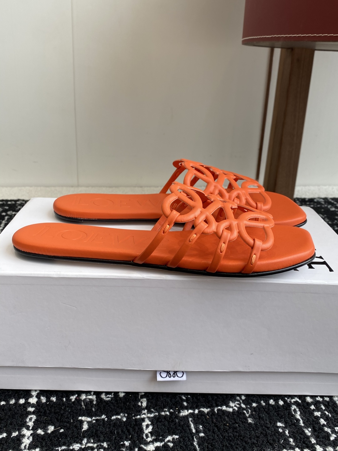 代购级
LOEWE 罗意威 25ss 春夏新品 拖鞋 疯狂种草简约设计感觉更干净优雅

让你念念不忘 颜