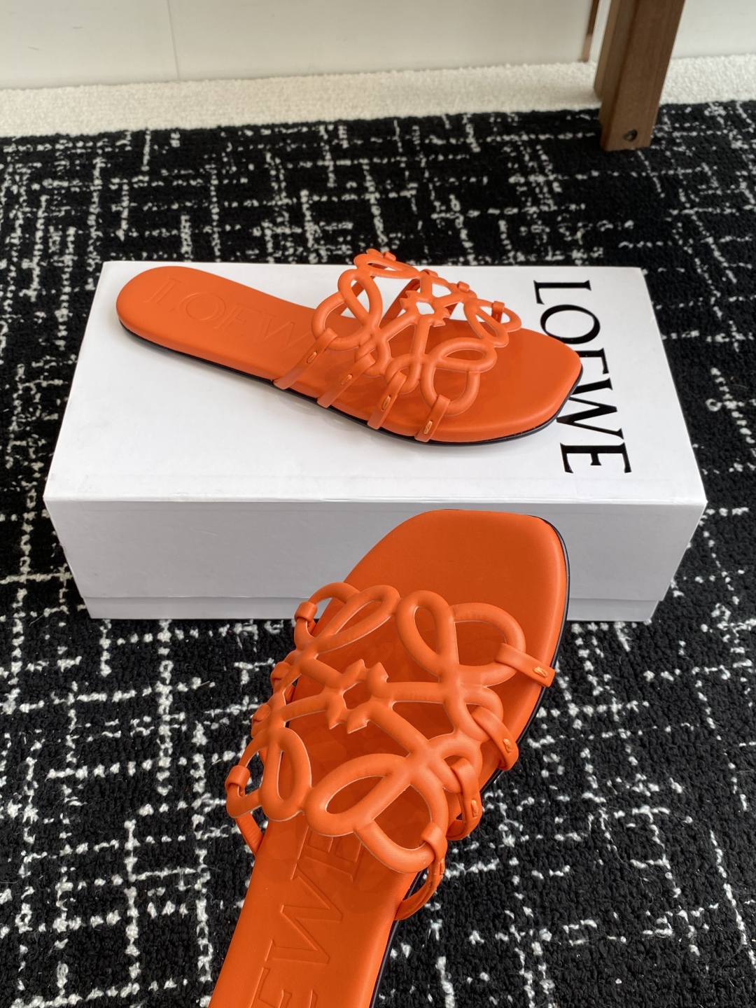 代购级
LOEWE 罗意威 25ss 春夏新品 拖鞋 疯狂种草简约设计感觉更干净优雅

让你念念不忘 颜