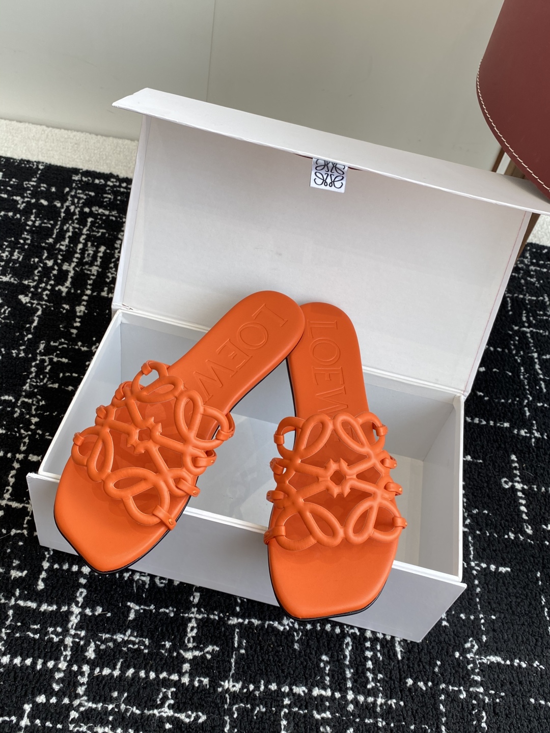 代购级
LOEWE 罗意威 25ss 春夏新品 拖鞋 疯狂种草简约设计感觉更干净优雅

让你念念不忘 颜
