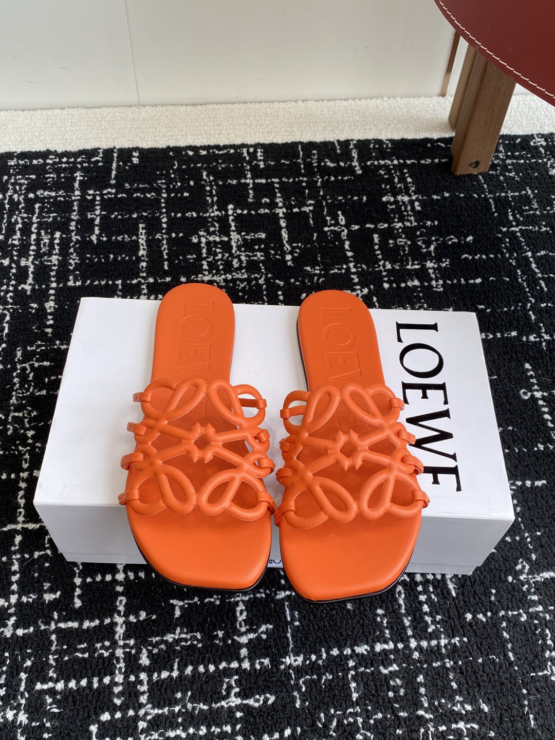 代购级
LOEWE 罗意威 25ss 春夏新品 拖鞋 疯狂种草简约设计感觉更干净优雅

让你念念不忘 颜