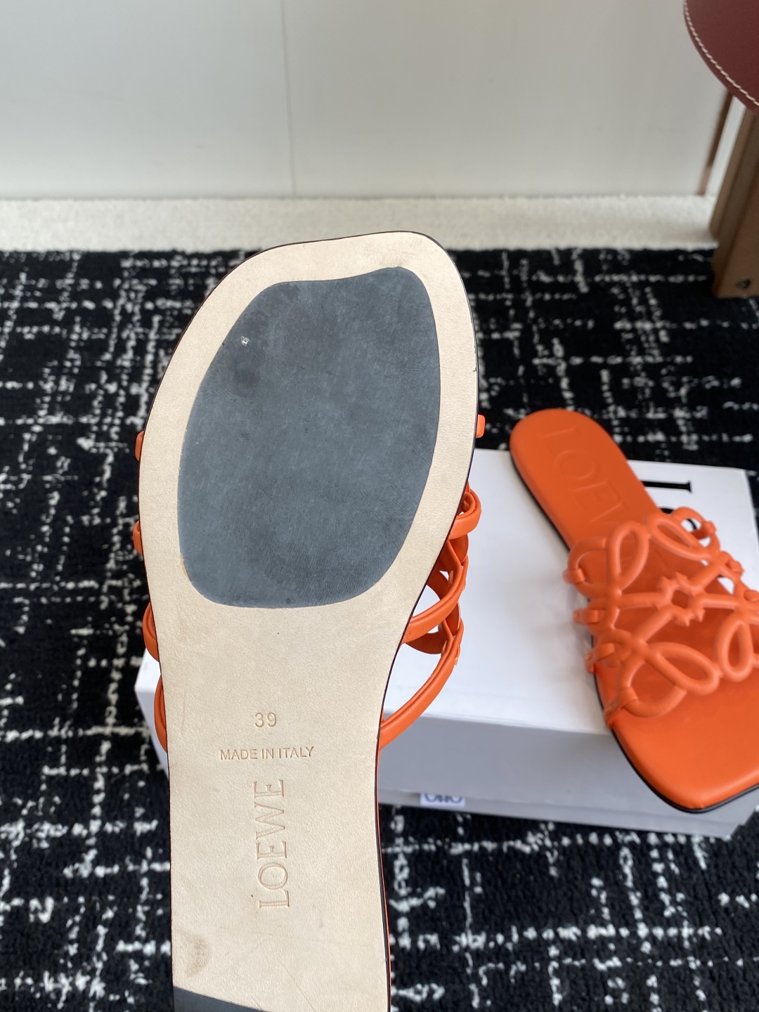 代购级
LOEWE 罗意威 25ss 春夏新品 拖鞋 疯狂种草简约设计感觉更干净优雅

让你念念不忘 颜