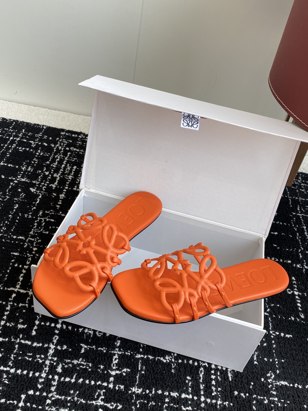 代购级
LOEWE 罗意威 25ss 春夏新品 拖鞋 疯狂种草简约设计感觉更干净优雅

让你念念不忘 颜