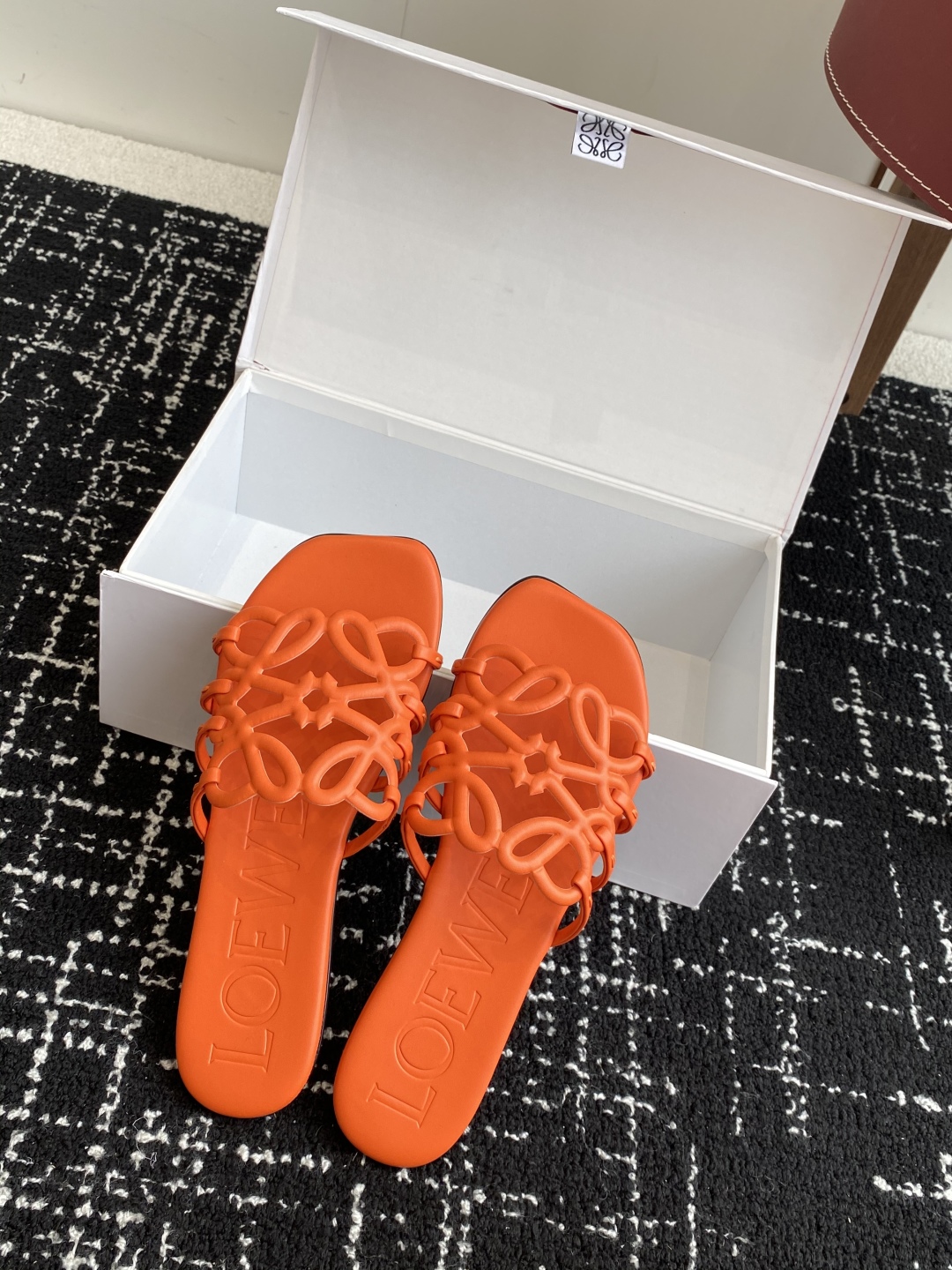 代购级
LOEWE 罗意威 25ss 春夏新品 拖鞋 疯狂种草简约设计感觉更干净优雅

让你念念不忘 颜