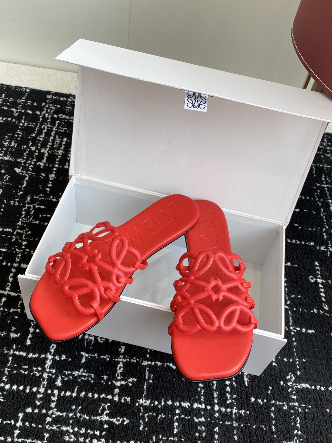 代购级
LOEWE 罗意威 25ss 春夏新品 拖鞋 疯狂种草简约设计感觉更干净优雅

让你念念不忘 颜