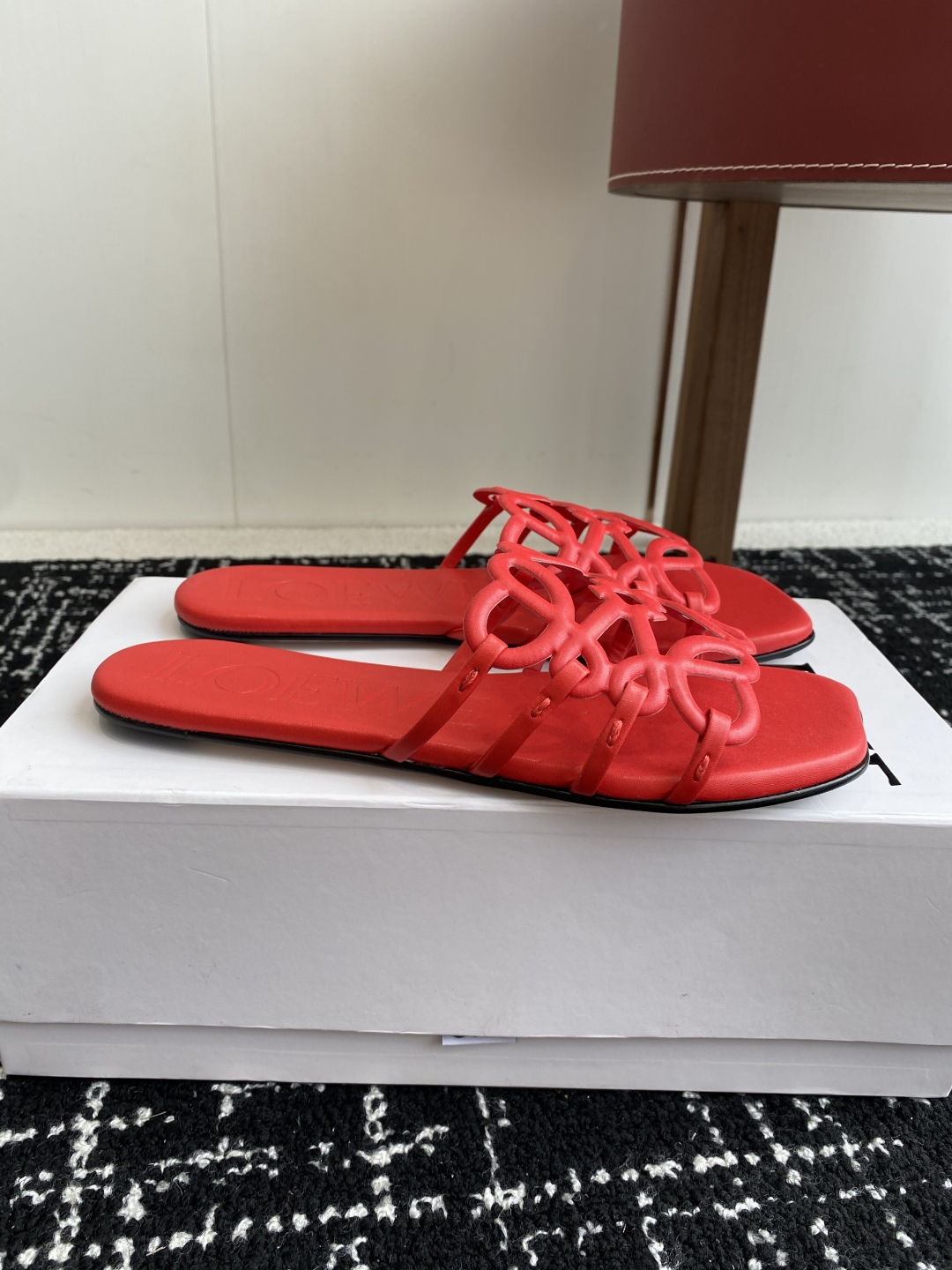 代购级
LOEWE 罗意威 25ss 春夏新品 拖鞋 疯狂种草简约设计感觉更干净优雅

让你念念不忘 颜