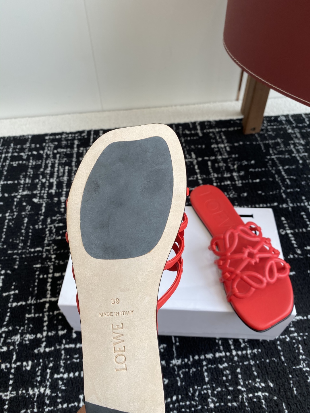 代购级
LOEWE 罗意威 25ss 春夏新品 拖鞋 疯狂种草简约设计感觉更干净优雅

让你念念不忘 颜