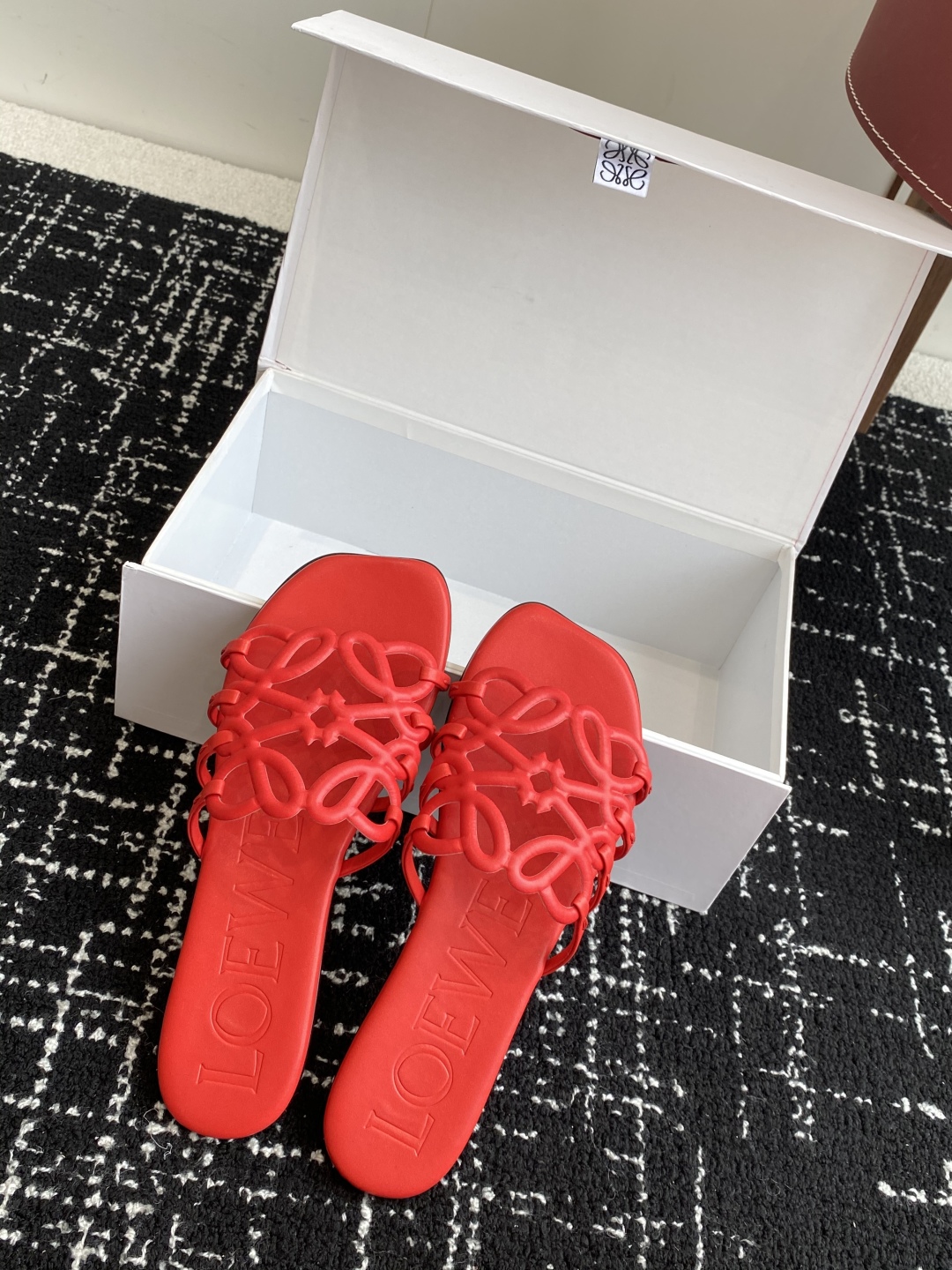 代购级
LOEWE 罗意威 25ss 春夏新品 拖鞋 疯狂种草简约设计感觉更干净优雅

让你念念不忘 颜