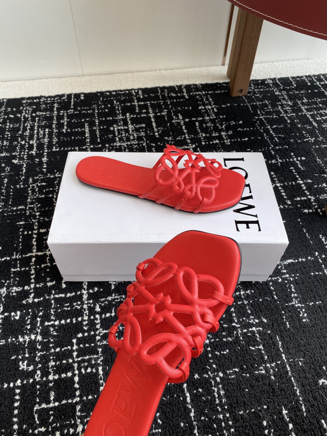 代购级
LOEWE 罗意威 25ss 春夏新品 拖鞋 疯狂种草简约设计感觉更干净优雅

让你念念不忘 颜
