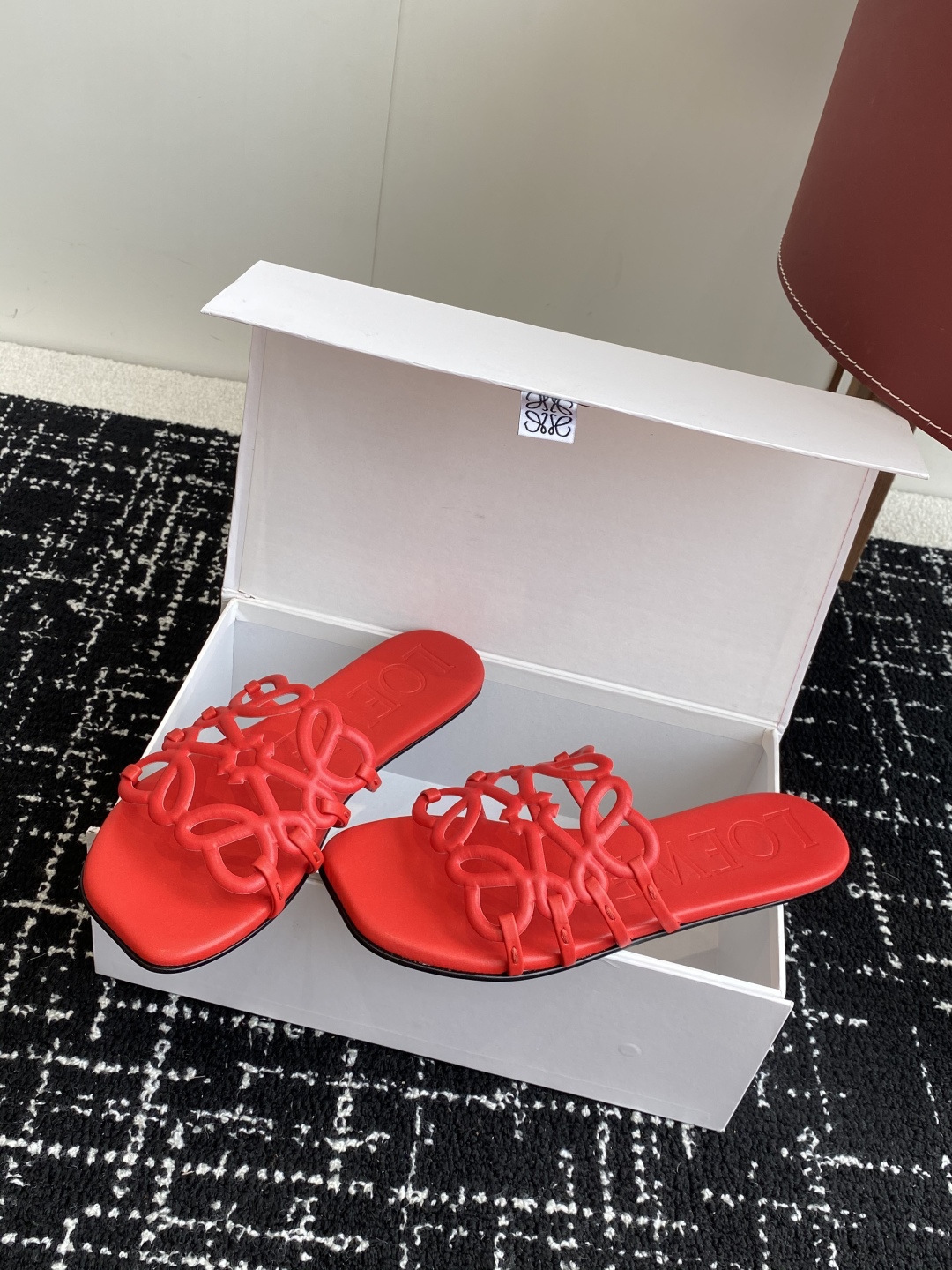代购级
LOEWE 罗意威 25ss 春夏新品 拖鞋 疯狂种草简约设计感觉更干净优雅

让你念念不忘 颜