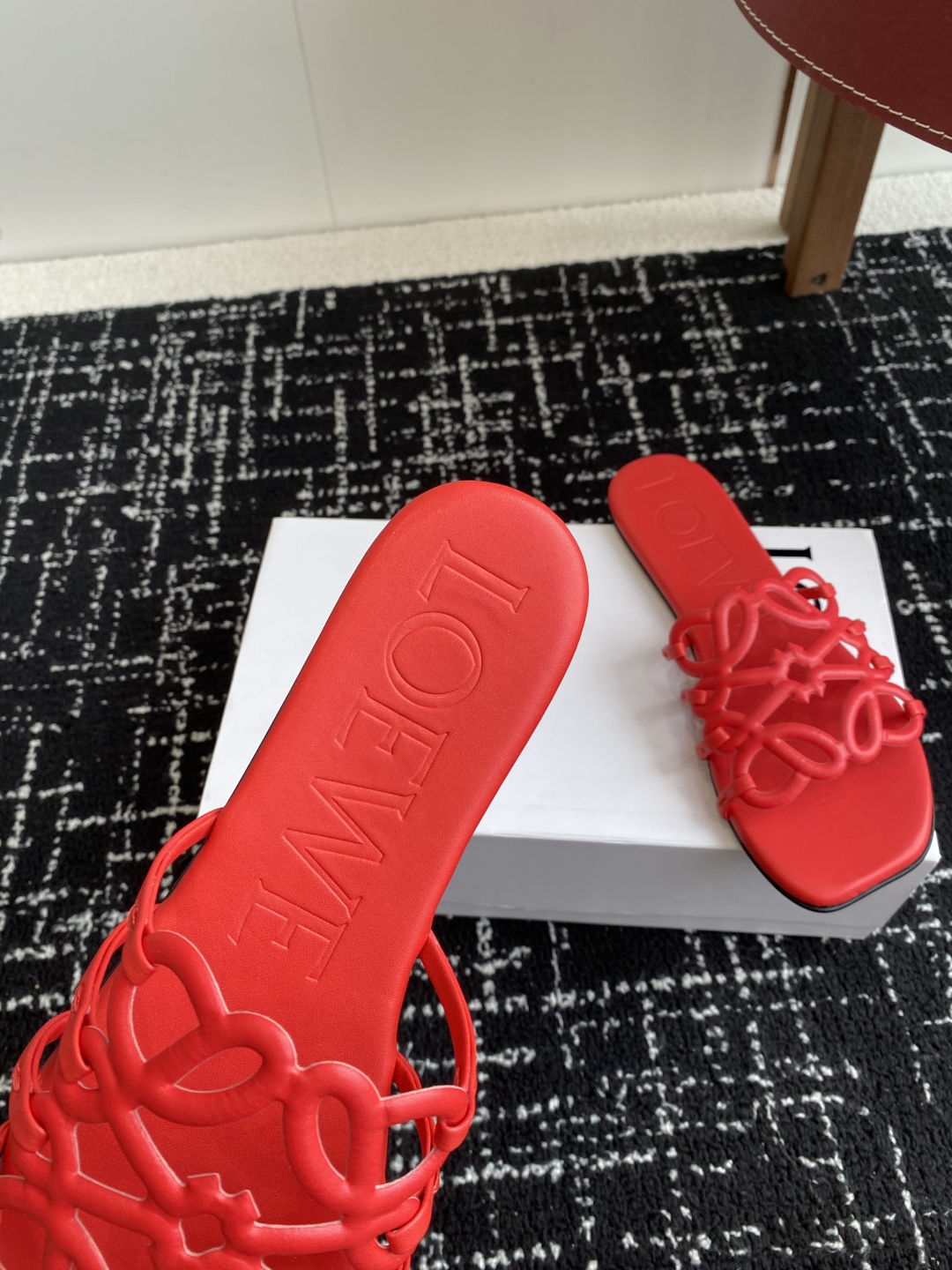 代购级
LOEWE 罗意威 25ss 春夏新品 拖鞋 疯狂种草简约设计感觉更干净优雅

让你念念不忘 颜