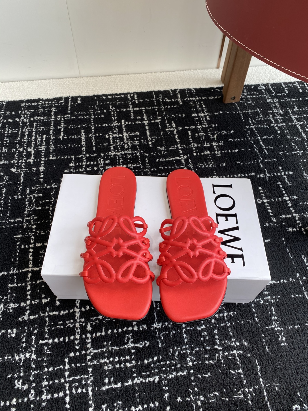 代购级
LOEWE 罗意威 25ss 春夏新品 拖鞋 疯狂种草简约设计感觉更干净优雅

让你念念不忘 颜