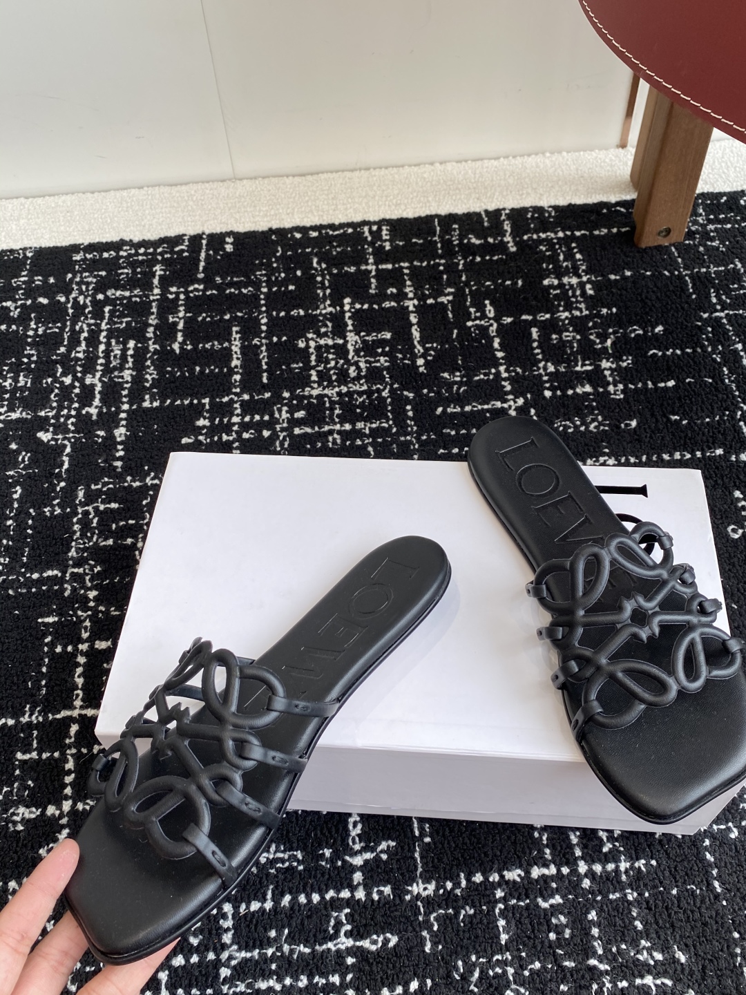 代购级
LOEWE 罗意威 25ss 春夏新品 拖鞋 疯狂种草简约设计感觉更干净优雅

让你念念不忘 颜