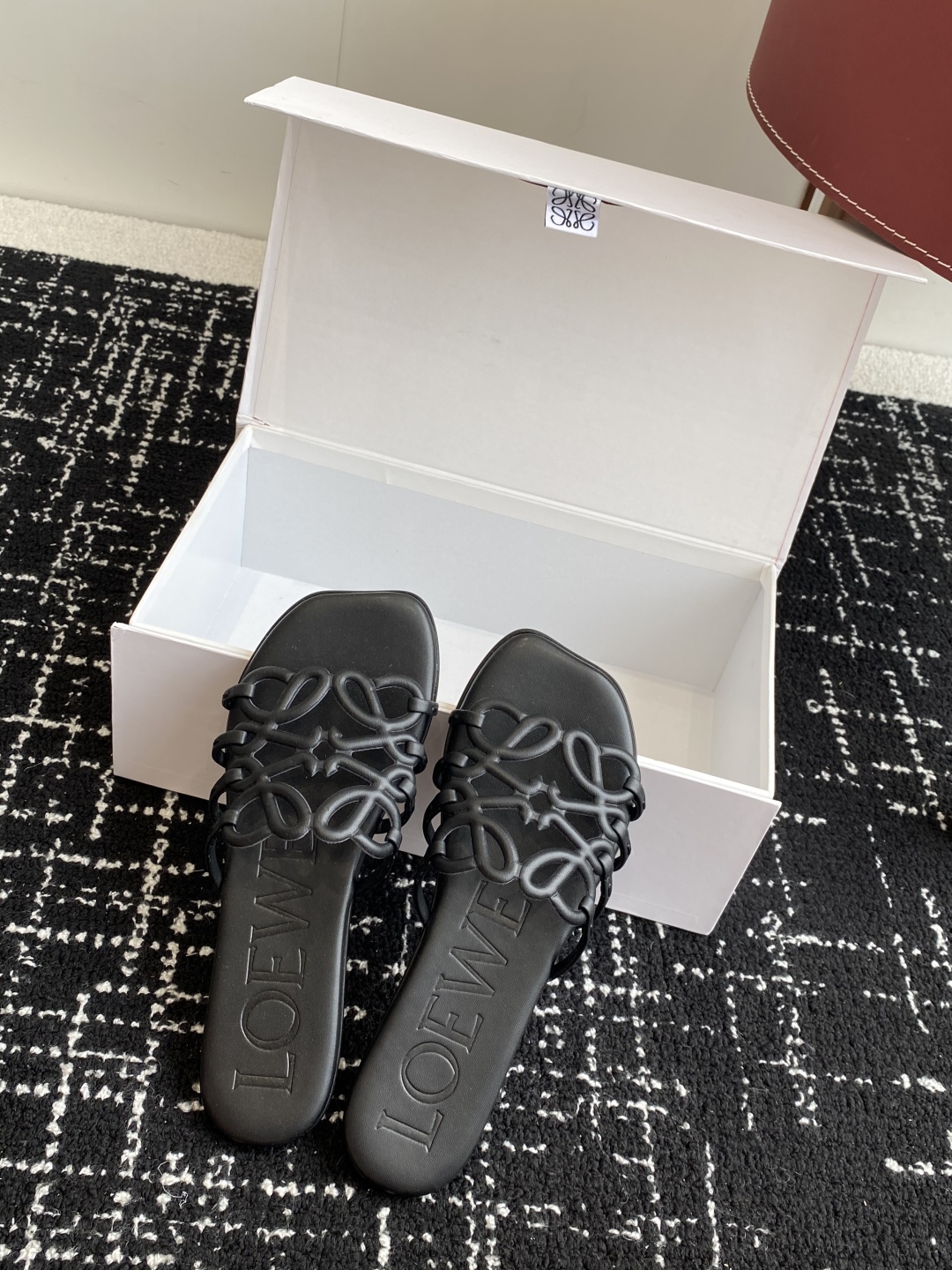 代购级
LOEWE 罗意威 25ss 春夏新品 拖鞋 疯狂种草简约设计感觉更干净优雅

让你念念不忘 颜