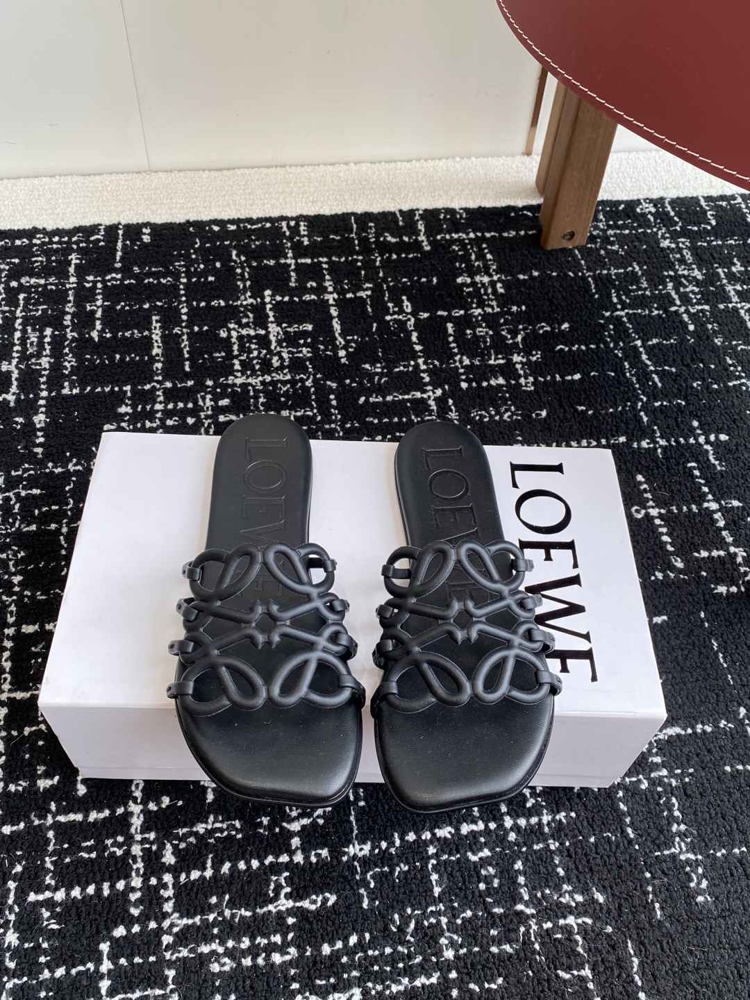 代购级
LOEWE 罗意威 25ss 春夏新品 拖鞋 疯狂种草简约设计感觉更干净优雅

让你念念不忘 颜