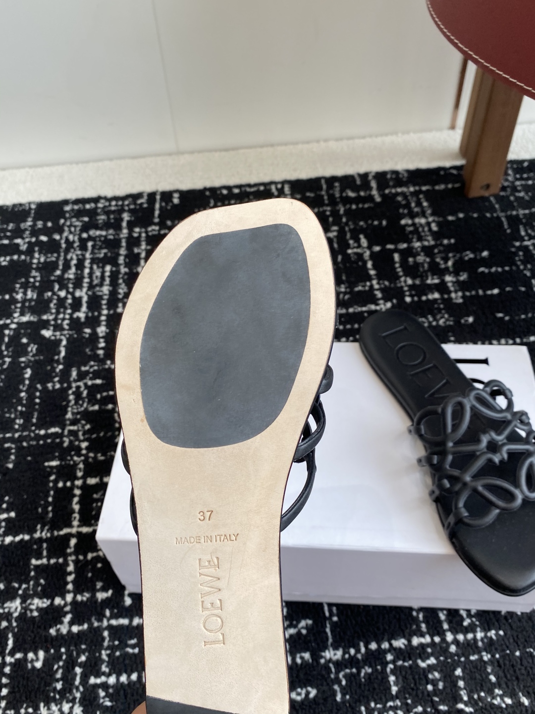 代购级
LOEWE 罗意威 25ss 春夏新品 拖鞋 疯狂种草简约设计感觉更干净优雅

让你念念不忘 颜