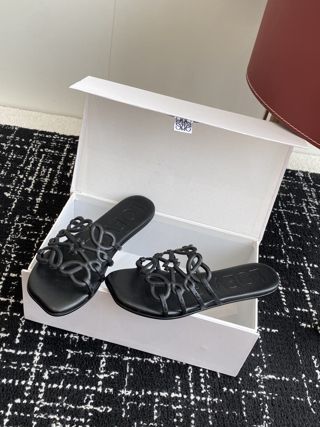 代购级
LOEWE 罗意威 25ss 春夏新品 拖鞋 疯狂种草简约设计感觉更干净优雅

让你念念不忘 颜