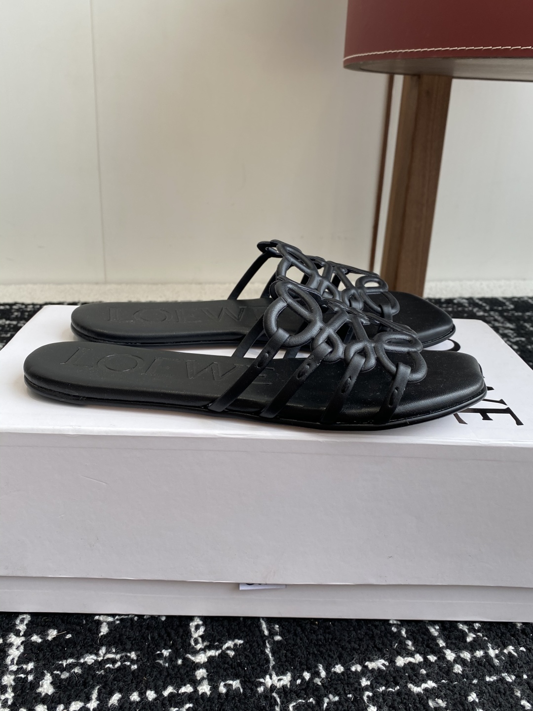 代购级
LOEWE 罗意威 25ss 春夏新品 拖鞋 疯狂种草简约设计感觉更干净优雅

让你念念不忘 颜